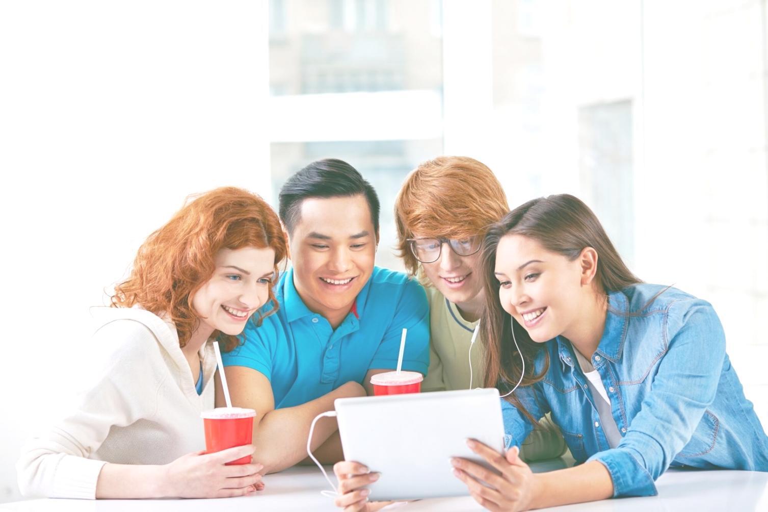 Familie beim gemeinsamen Planen ihrer Finanzen