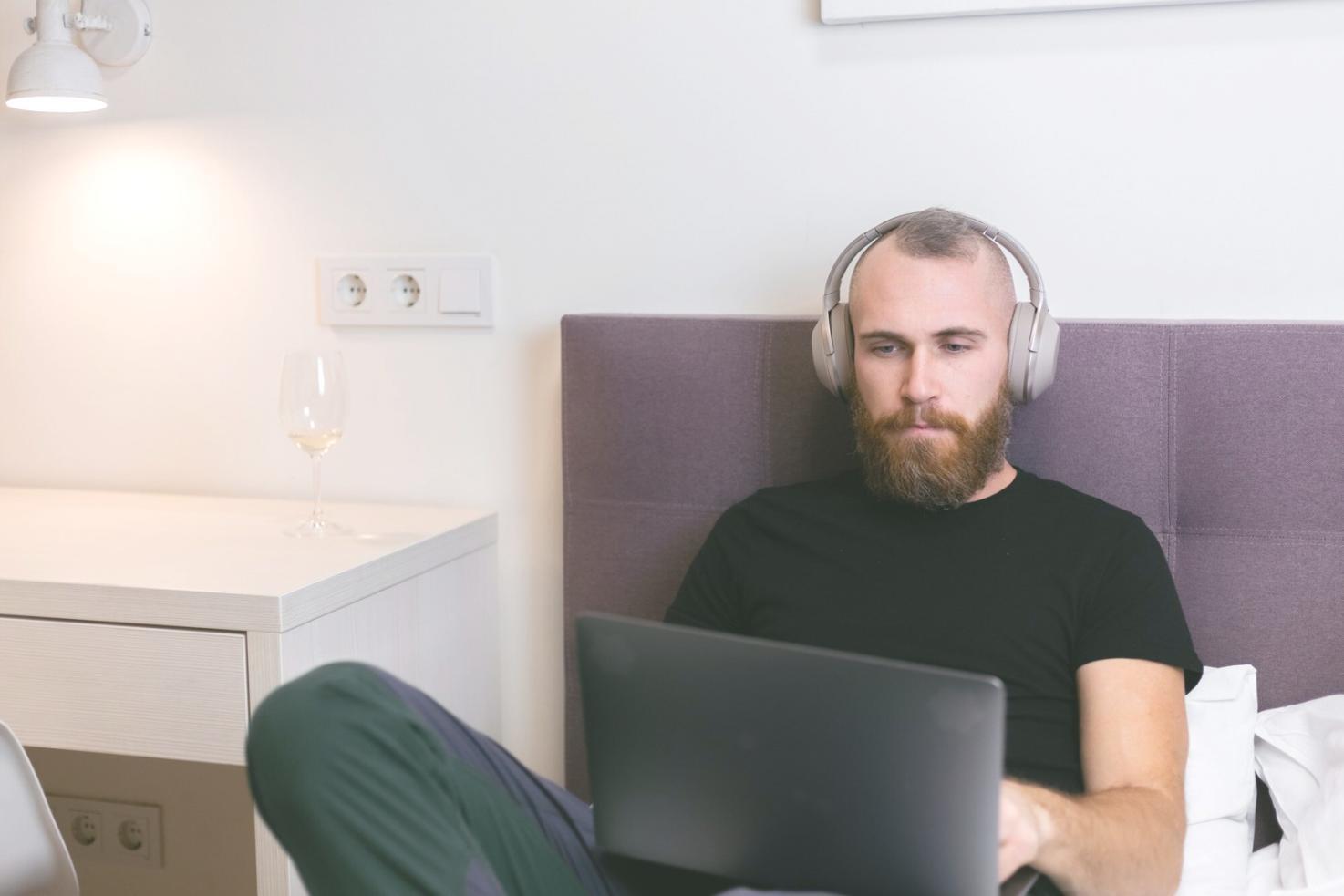 Gemeinsames Arbeiten an Finanzplänen in entspannter Umgebung